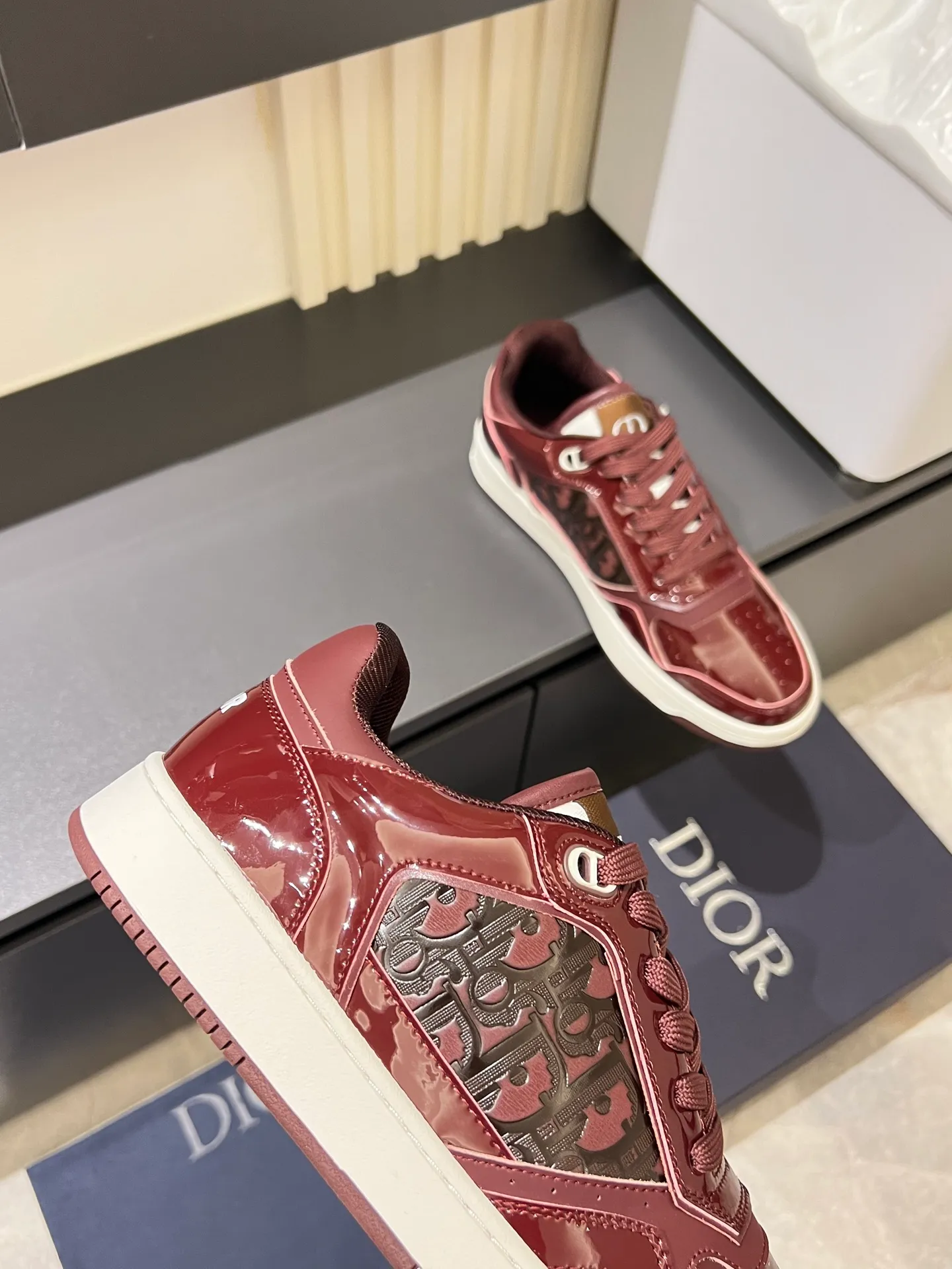 Men's shoes 💰p400 "Dio*" mid-top B27 casual sneakers. This B27 high-top sneaker is a new product in the series and continues Di*r's classic style. Crafted from gray and white smooth calf leather with beige and black Oblique print panels on the sides. The "CD Icon" shaped shoelace eyelets are clever and delicate, and the two-color rubber sole, rear collar and heel are all equipped with the brand's iconic details to enhance the style. Oblique printed straps at the ankle allow for an adjustable fit to complement the overall design. Fashionable and versatile, it can complement any look. Create an exquisite design with unique dynamic vitality and modern atmosphere, presented in low-top and high-top styles. This new must-have shoe adds a new dimension to Dior's archive heritage, embodying modern elegance. Purchase the original version and make it 1:1. If you need top quality, please come to me! Male 38-44!